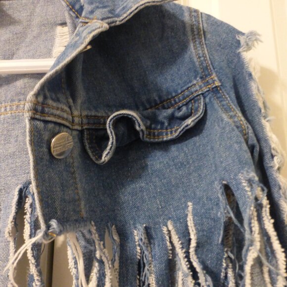 SHEIN super distressed and frayed cropped denim jacket - Picture 5 of 9